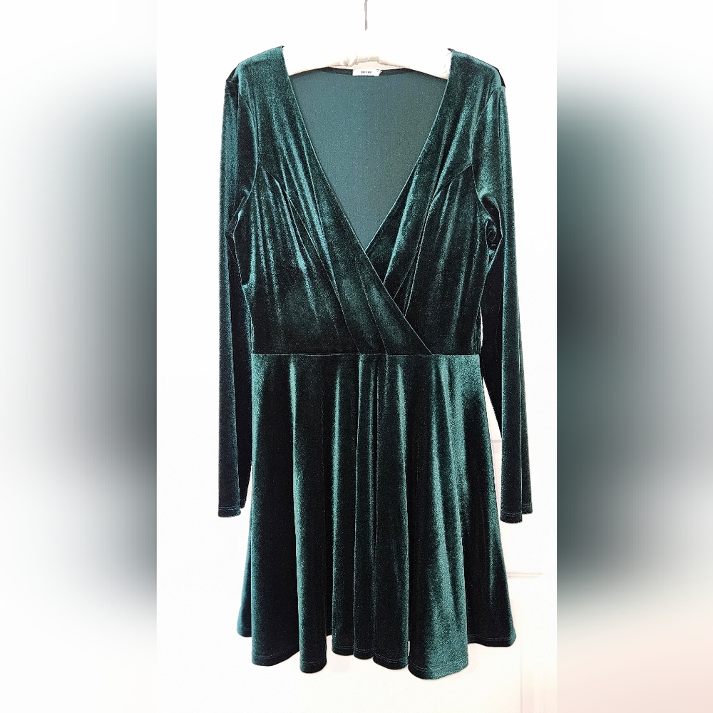 Urban Outfitters Kimchi Blue brand Emerald Green Velvet Skater Style Mini-Dress
